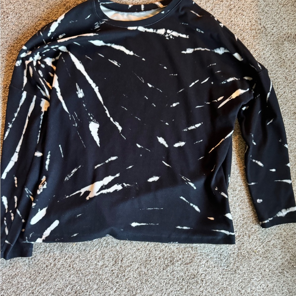 Elegant Black and White Tie-Dye Crew Neck Sweater